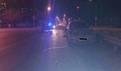 В центре Тюмени Nissan X-Trail сбил двух водителей