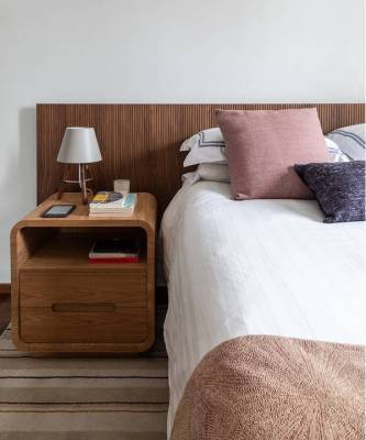 Кровать с деревянным изголовьем: 30+ впечатляющих примеров