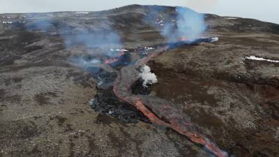 Новые трещины с лавой у проснувшегося вулкана в Исландии — видео