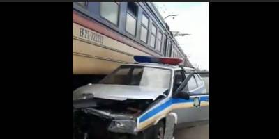 Поезд Днепр-Кривой Рог столкнулся с машиной полиции на переезде Верховцево - Кривой Рог – видео - ТЕЛЕГРАФ