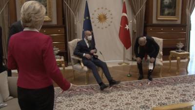 Диван вместо кресла: главу Еврокомиссии «унизили» на переговорах в Турции