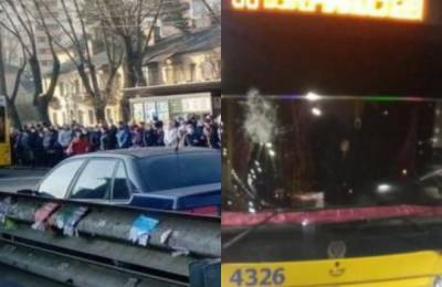 "Народ обиделся, что их не хотят возить": общественный транспорт крушат в Киеве, кадры