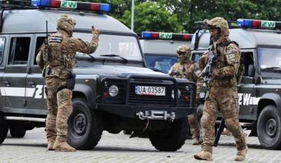 В Польше задержали солдат за взятки и уколы шилом