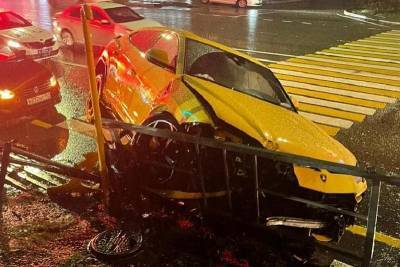 В Сочи Lamborghini Urus стоимостью 20 млн рублей врезался в дорожное ограждение