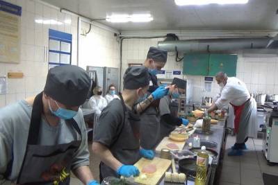 В финале кулинарного конкурса карельские заключенные готовили отбивную из свинины