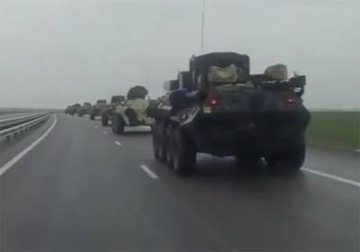 Перемещение больших колонн военной техники сняли на видео под Ростовом