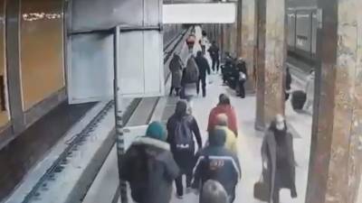 Момент падения девушки на рельсы в московском метро попал на видео