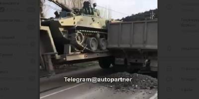 В селе Денисовка грузовик задел трал с БМП военных – видео - ТЕЛЕГРАФ