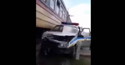 В Днепропетровской области электричка сбила полицейское авто на переезде (ВИДЕО)
