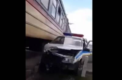 На Днепропетровщине авто полиции попало под колеса пригородной электрички