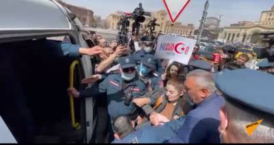 Акция протеста в Ереване: между протестующими и силовиками произошла потасовка - видео