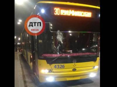 Не хотел везти: в столице троллейбусу разбили стекло