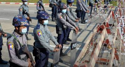 Активисты у посольства РФ в Сеуле требуют прекратить поддержку военных властей Мьянмы