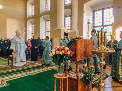 В церкви Александро-Невской лавры, переданной РПЦ, прошла первая служба