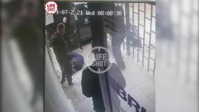 Опубликовано видео момента выстрела в 23-летнего сотрудника фирмы Брикс в Нижнем Новгороде