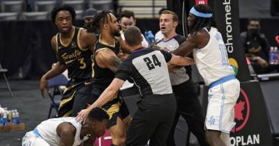 Это точно баскетбол? Игроки устроили бойцовские разборки на паркете во время матча НБА (видео)