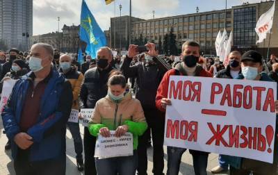 Карантинные протесты: в Запорожье перекрыли движение трамвая, Николаев тоже митингует