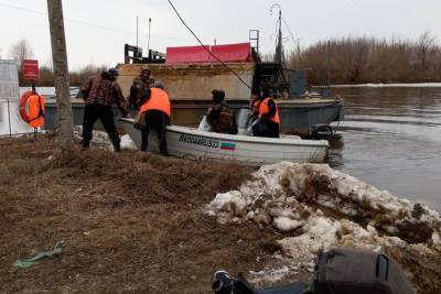 В Вязниках Владимирской области из-за половодья развели понтонный мост: жителей отрезанных деревень переправляют на лодках