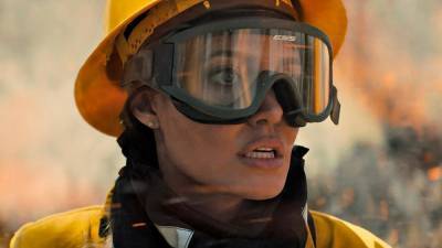 Анджелина Джоли стала спасательницей в триллере "Те, кто желает мне смерти" фото
