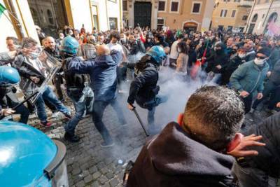 В Риме протесты против карантина переросли в стычки с полицией (ФОТО, ВИДЕО)