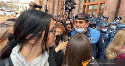 "Предатель", яйца и гвоздики: стычки между активистками и полицейскими в Ереване