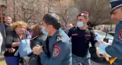Полиция начала задерживать активисток в Ереване в женский день