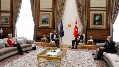 Главе Еврокомиссии не хватило стула на встрече с Эрдоганом