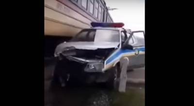 Поезд протаранил полицейское авто под Днепром: видео жуткой аварии