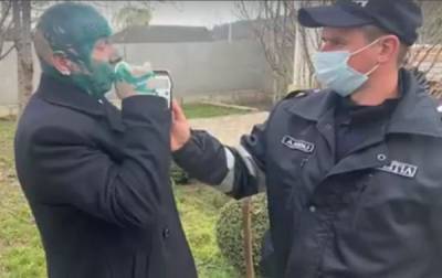 Чиновника в Молдавии облили зелёнкой из-за COVID-вакцинации вне очереди