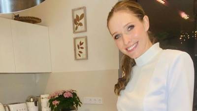 Катя Осадчая показала элегантный образ в белой блузке и юбке: фото на кухне