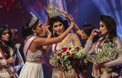 Скандал на конкурсе красоты в Шри-Ланке: с победительницы сорвали корону на сцене