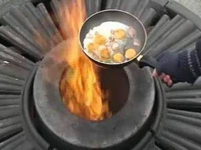 Пенсионерка объяснила, зачем жарила яйца на Вечном огне