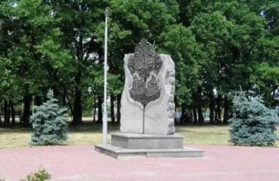 Памятник дружбы Киева и Москвы: в КГГА сообщили, почему монумент будет стоять