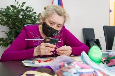 Астраханских пенсионерок учат держать в руках клеевой пистолет