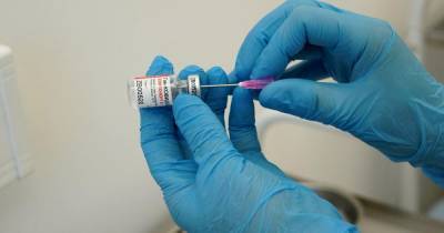 Сертификат о прививке от коронавируса привяжут к загранпаспорту