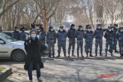 Полиция Армении задерживает женщин-активисток, требующих отставки Пашиняна