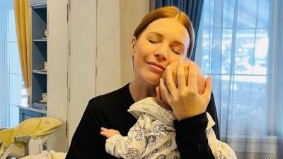 Наталья Подольская впервые показала лицо младшего сына — видео