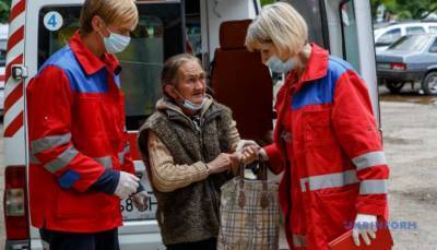 Украинцев просят записывать на вакцинацию своих пожилых родственников