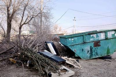 В Астрахани региональный оператор просит жителей не захламлять контейнерные площадки