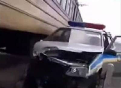 На Днепропетровщине электричка врезалась в полицейский автомобиль