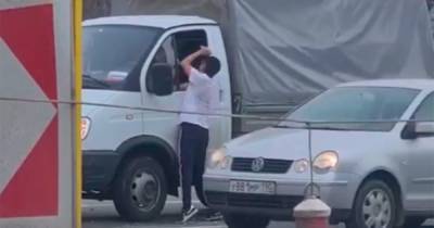 В Москве мужчина с зубилом напал на водителя после ДТП