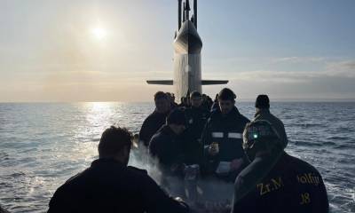 Моряки устроили барбекю на подводной лодке: они отдыхали и жарили шашлыки