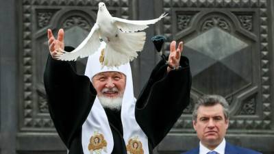 На Благовещение Патриарх Кирилл выпустил в небо голубей