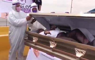 Мексиканский политик агитировал с помощью гроба