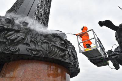 Московские памятники и фонтаны начали отмывать после зимы