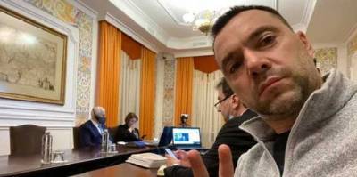 Началось экстренное заседание ТКГ по Донбассу: Арестович озвучил детали
