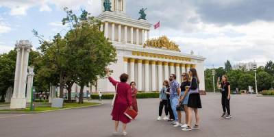 Иностранцам запретят работать экскурсоводами в России