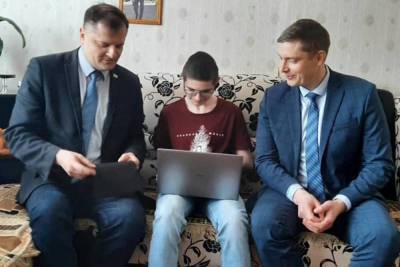 Депутат облдумы подарил ноутбук мичуринскому студенту