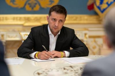 Зеленский подписал "коллекторский закон", запрещающий угрожать должникам