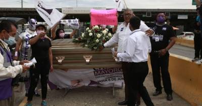 В Мексике кандидат в депутаты на встрече с избирателями улегся в гроб (видео)